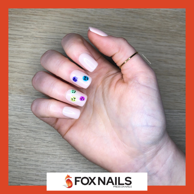 faux ongles smileys